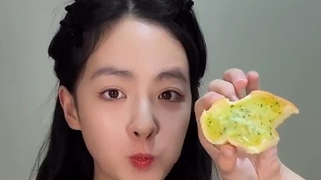 今天吃了超美味的大蒜面包， 请享用