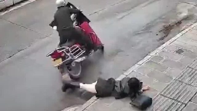 隔着屏幕都觉得疼！女子坐摩的时突然被甩飞，“当时到家了师傅突然急刹车”