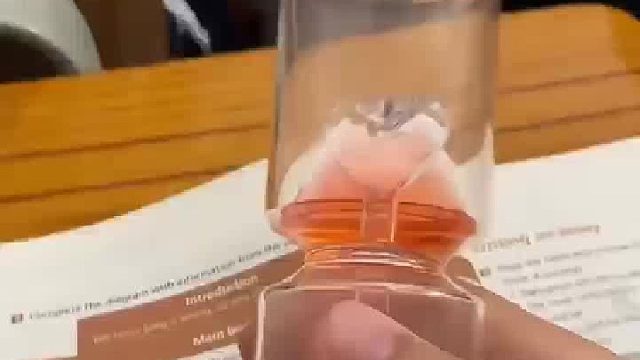 男子手握“真爱测试仪”