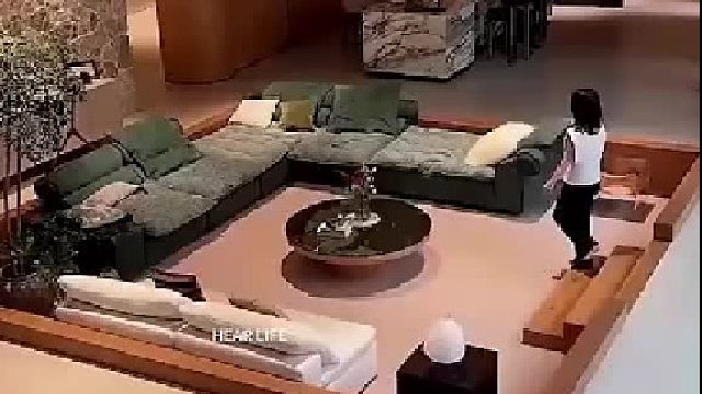女富婆展示自家客厅，原来是下沉式的，买过房的都知道这多宽敞！