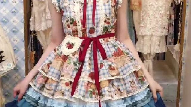 橱窗里那个短卷发娃娃