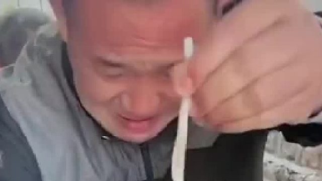 去坐席刚把鱼端上来，这个人就把鱼精给抽了