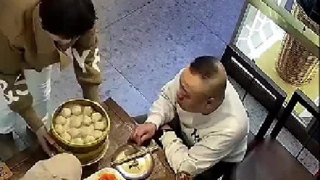 我都信了，你赶紧吃，吃不完不许走