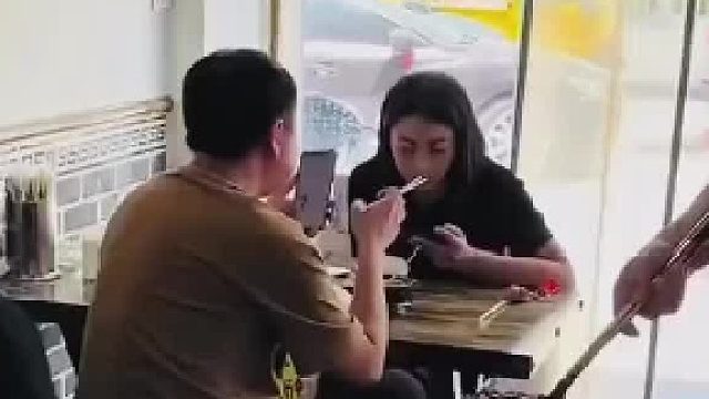 小伙吃饭嫌不够辣，老板娘绝不惯着，一个举动让他认输！