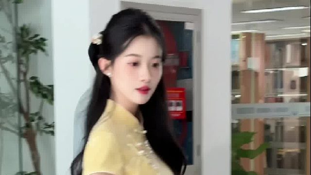 黄色旗袍人群中好亮眼…