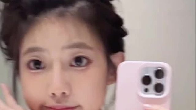 对着镜头比耶，00 后专属可爱感