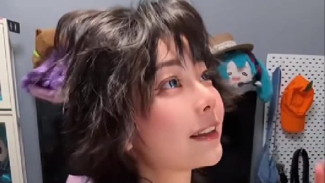 侧身转个小脑袋，可爱与甜度全都有～