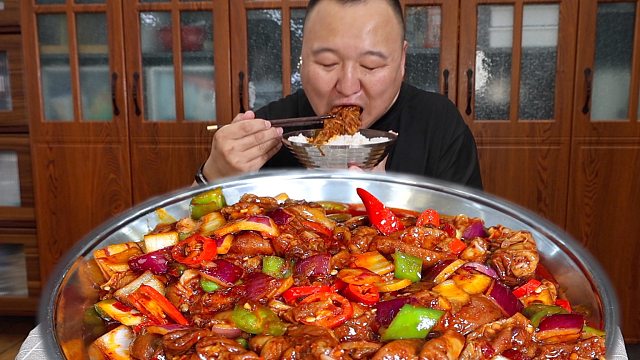 辣炒肥肠太入味，一口就上头