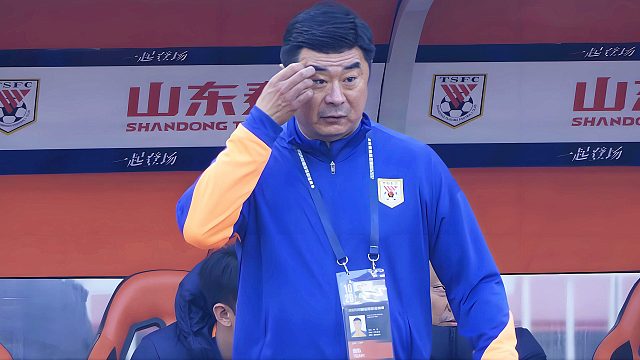 太离谱！刘洋一脚远射飞向边线，泰山主帅韩鹏尴尬挠头