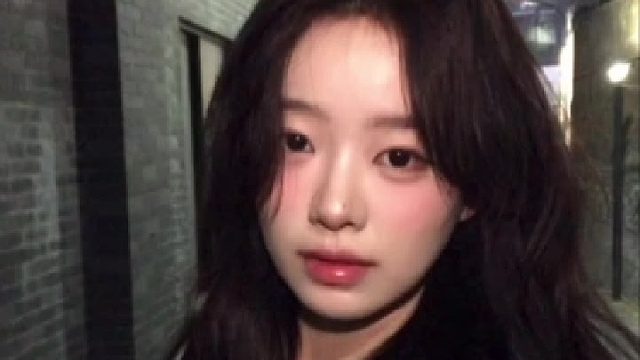 从容坐姿里，藏着不动声色的美艳