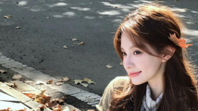 存一些秋日落叶i 人小幅度拍照姿势