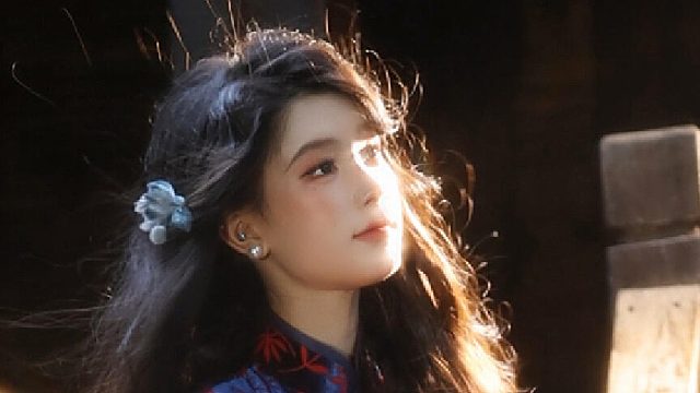 “惆怅的枫叶 拍过我的肩”