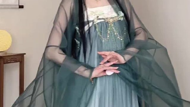 雪山南面，有孔雀王。名金光明，在彼而往。”