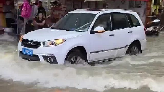 不让行车就在街口设个路障，这样砸车真不怕车主找你赔钱啊！