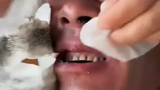 大哥到店里蜜蜡拔胡子，直接疼得连连嗷嗷叫，网友：确实年轻了 把爷爷疼成孙子了