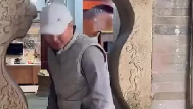 男子体验古代邹家婆婆门坐在上面合格后才能进门当儿媳