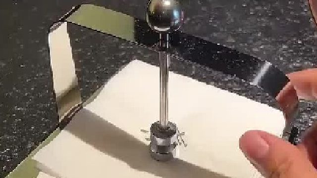 男子在餐厅抽纸巾，发现纸巾盒设计有问题，网友：华而不实的东西