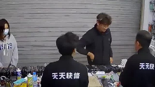 男子进门直接拉下卷帘门，拿出一个带有防盗线的手机让老板收