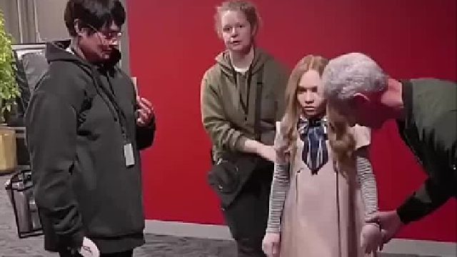 跳舞的幕后花絮原来是真的小孩姐跳的，跳得很标准又很奇怪