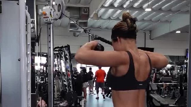 谁不喜欢雕塑般的背部