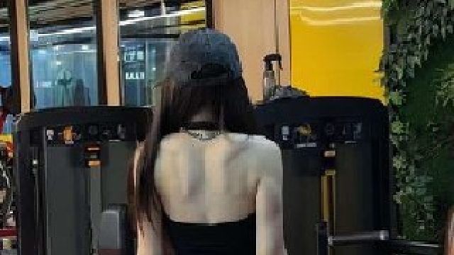 你总以为她明媚 可她比谁都破碎