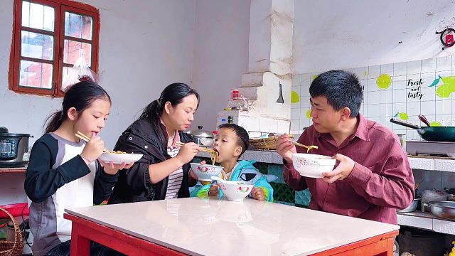 小伙娶了个媳妇，生了2个孩子，一家4口吃的啥