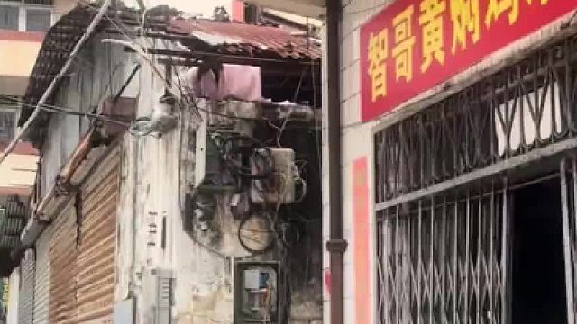 外国网友在TikTok发布中国老城街景，向全世界展示“不那么常见的中国”，没想到评论区令人意外，很多人表示这已经是理想中的生活，“道路上没有垃圾，没有枪支，没有