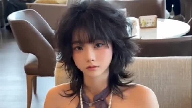 轻轻抬手腕，软萌感自然冒出来啦～