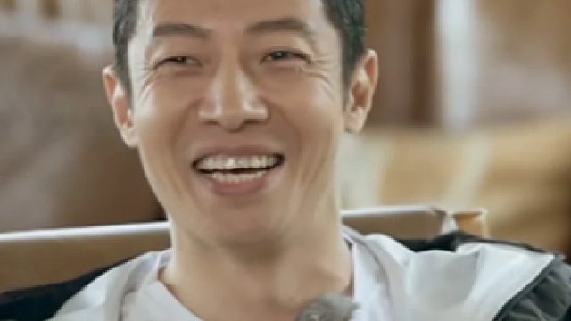 撒贝宁调侃康辉风采依旧不减