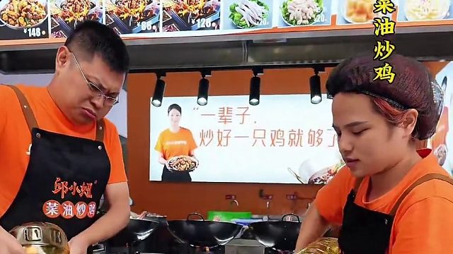 贵州辣子鸡 在成都街头吃一份贵州辣子鸡，一锅油没有一滴水，巴适#成都美食#邱小妞菜油炒鸡