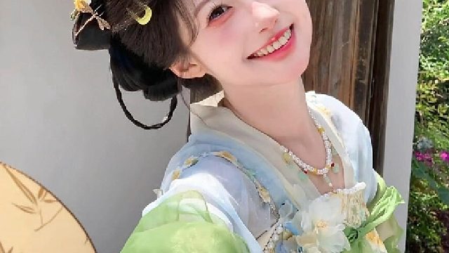 谁在梳妆，惹来邻家少年郎～