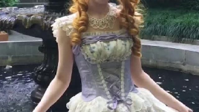 她有一种奇怪的饱经世故的天真