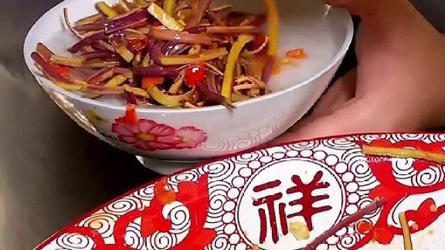 新鲜的现做现发的香辣蕨菜