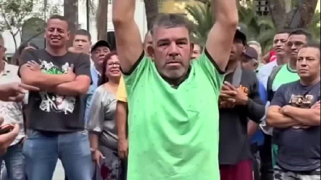 耐力挑战，举起百斤水泥坚持1分钟，就能赢得一百美刀的大奖