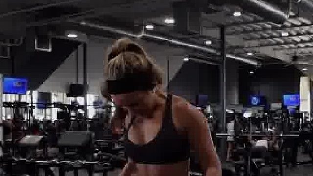 她不参加竞争。她只是存在