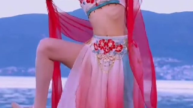小姐姐跳起敦煌古典舞，姿态美丽绝伦。