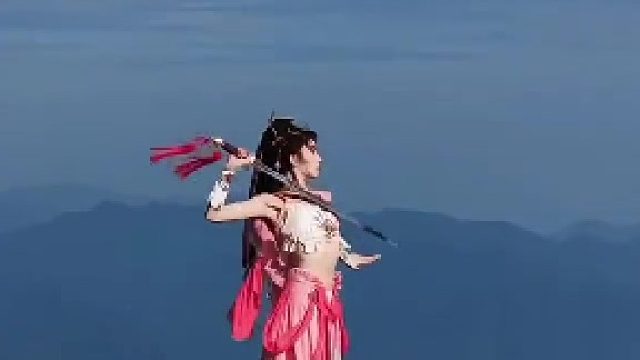 小姐姐一袭红衣，在美景衬托下展示剑舞好飒！