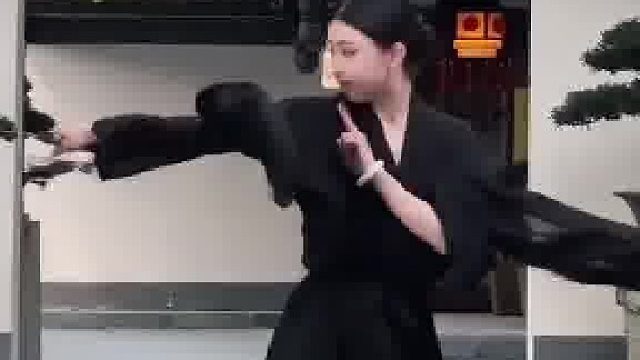 小姐姐一袭黑衣，展示剑舞好美！