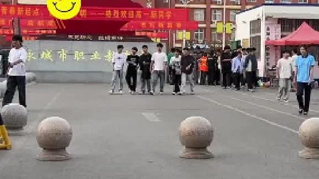 哥哥骑车带弟弟妹妹放学，看起来真的很舒服