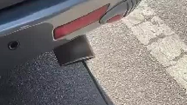 美女停车挡住别人门，被人偷偷塞进钢丝球，网友：又学了一招