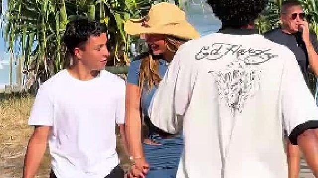 随机挑选一对情侣…