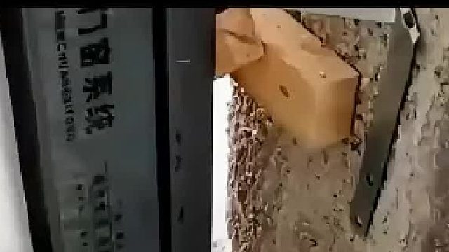 大哥给窗户填缝剂，看见口子的一瞬间……