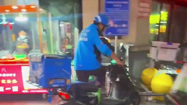 每次进去取餐都差不多要一二十分钟，我也想骑车进去取，可是好怕卡在这里了好尴尬