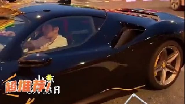 上千万的车没有倒车影像，丝毫不考虑后面有车，有车会自动让他！