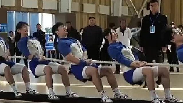 中国大学生拔河锦标赛，一点点往后挪赢只是时间问题。