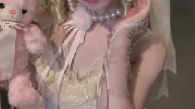 起猛了 看见洋娃娃会走路了