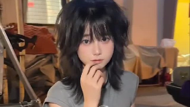 唇角挂着笑，甜感都藏在眉眼间呀～