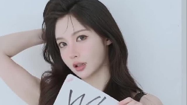 唇角浅笑，成熟风韵漫过镜头