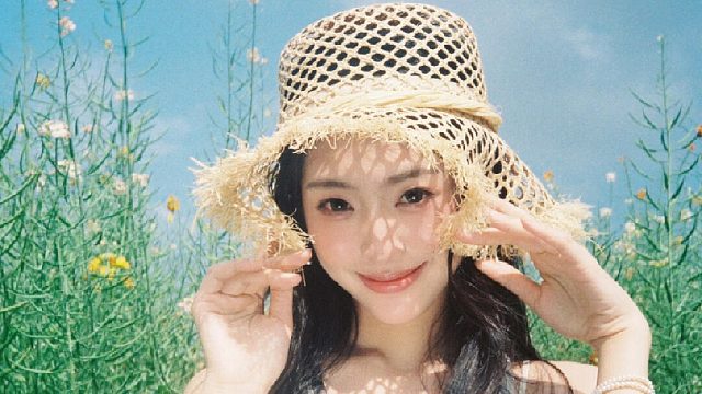 油菜花春日少女日系胶片写真引导记录