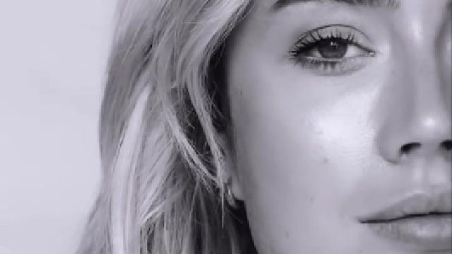 窗边柔光贴脸拍  侧颜轮廓刚好撞心巴